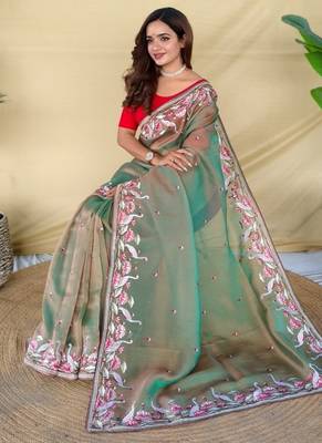 Green royal gabanna silk saree woven in a shiny dual tone finish 3