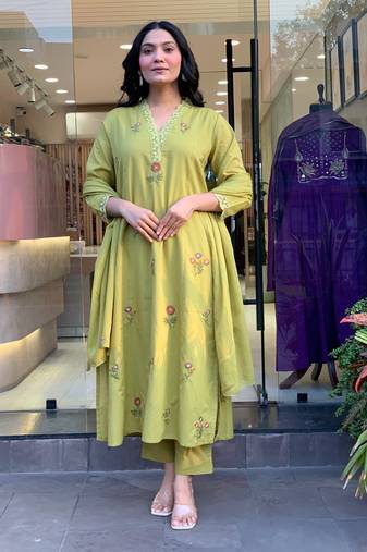 Olive stylisht kurati set with embroidery work