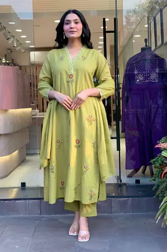 Olive stylisht kurati set with embroidery work
