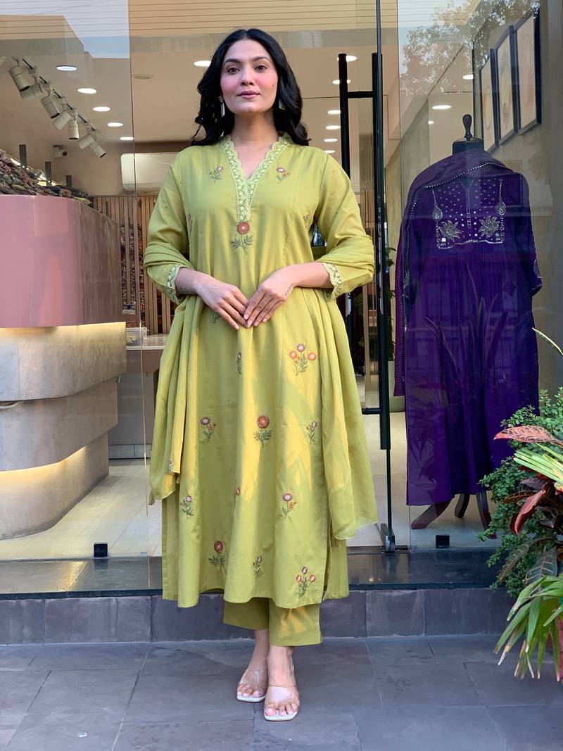 Olive stylisht kurati set with embroidery work