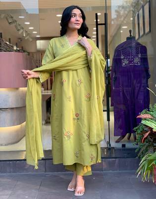 Olive stylisht kurati set with embroidery work 2