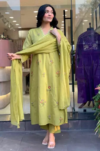Olive stylisht kurati set with embroidery work