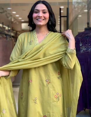 Olive stylisht kurati set with embroidery work 4