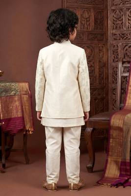 Boys off white cotton silk geometric embroidered sherwani set with jacket & necklace 2