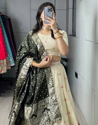 Green Color Zari Weaving Work With Flower Work On Boarder Paithani Silk Lehenga Choli With Unstitched Blouse 4