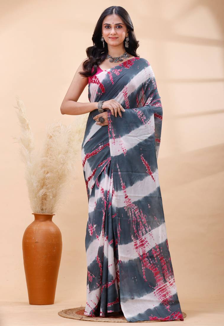 Gray bagru malmal cotton saree with white shibori patterns and red highlights