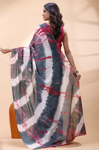 Gray bagru malmal cotton saree with white shibori patterns and red highlights