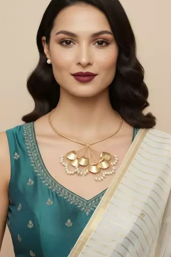 Gold pearl bouquet necklace