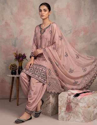 Elegant blush pink embroidered kurta set with farshi salwar 3