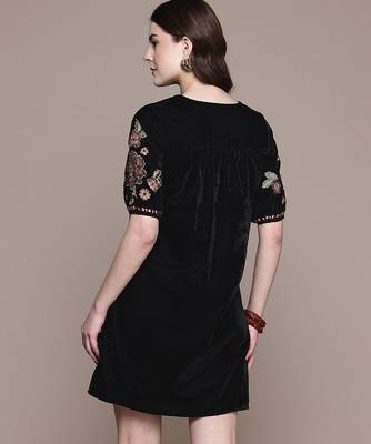 Black embroidered velvet short dress 3