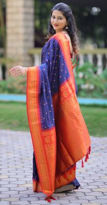 Navy blue floral temple border zari work kanji gadwal silk blend saree with blouse 4
