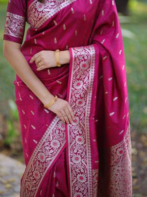 Magenta floral zari work banarasi silk blend saree with blouse 5
