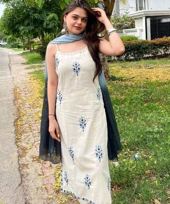White straight kurta set with dupatta 3