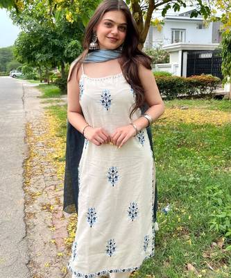 White straight kurta set with dupatta 4