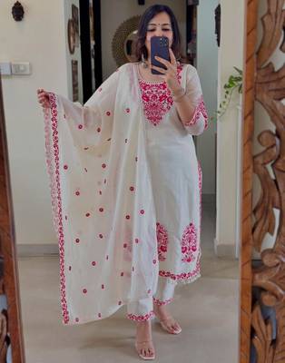 White kurta set with red embroidery 3