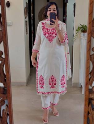 White kurta set with red embroidery 4