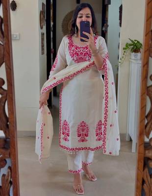 White kurta set with red embroidery 1