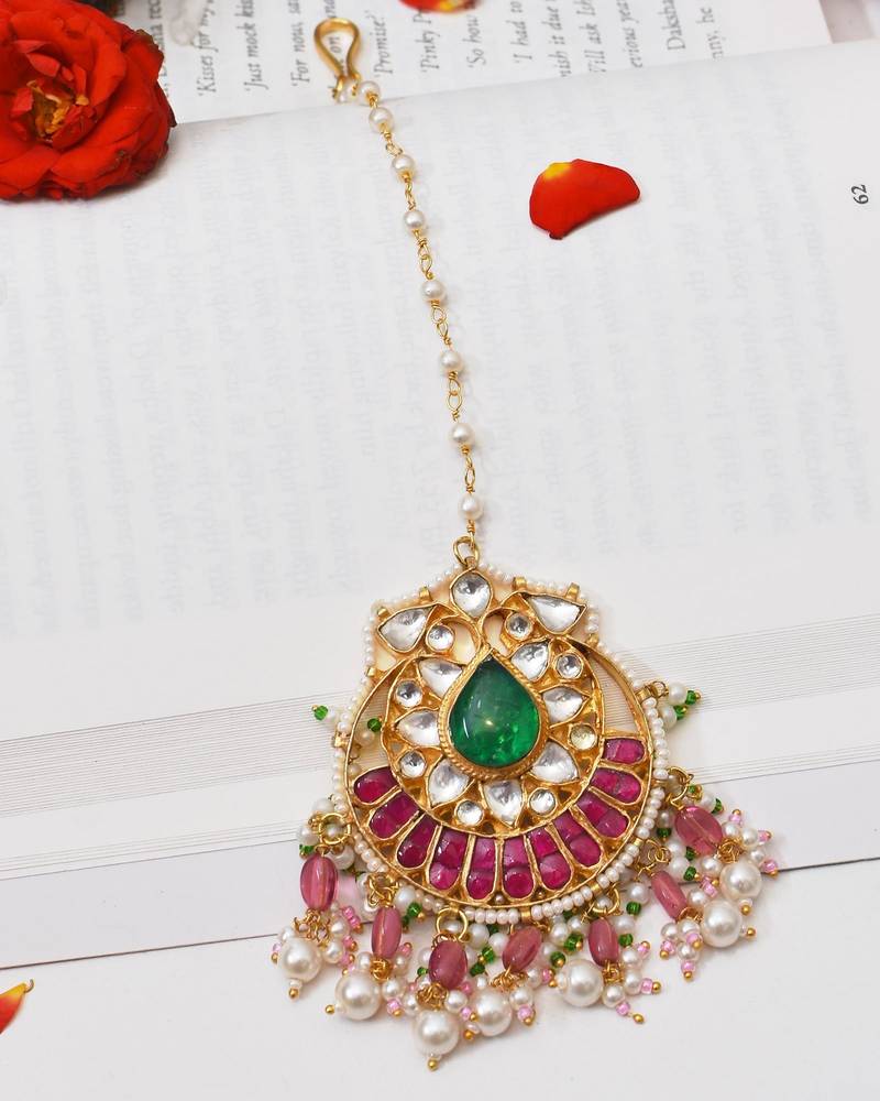 Gold gayatri kundan maangtikka