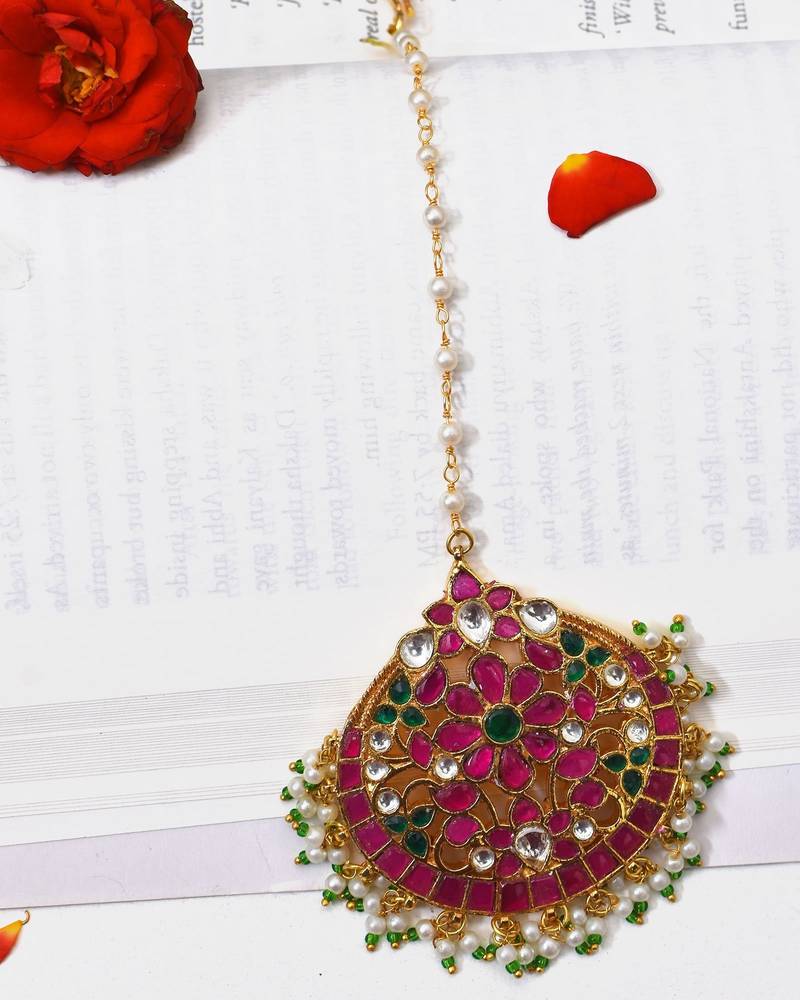 Gold gayatri kundan maangtikka