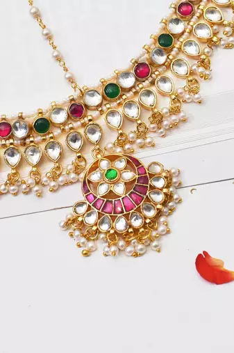 Gold jivanta kundan mathapatti