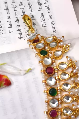 Gold jivanta kundan mathapatti