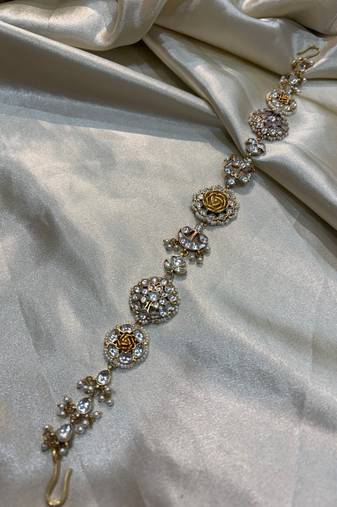 Gold lasya kundan mathapatti