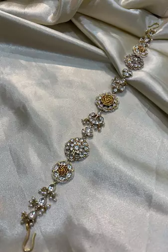 Gold lasya kundan mathapatti