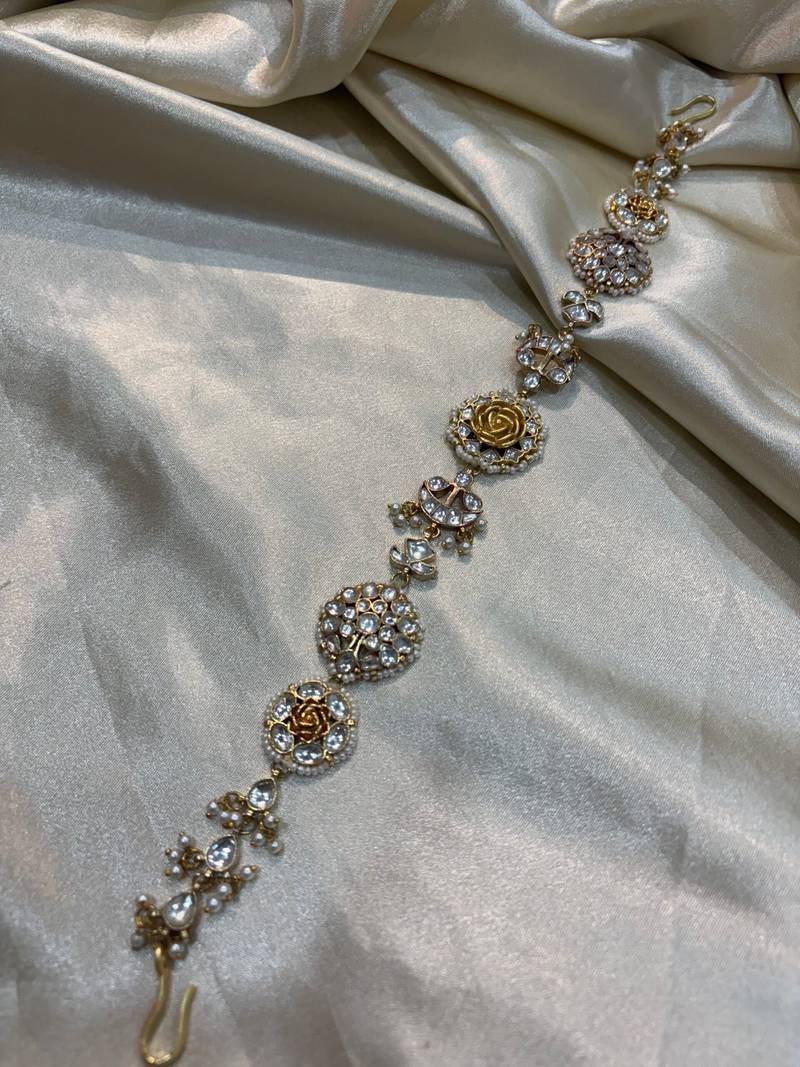 Gold lasya kundan mathapatti