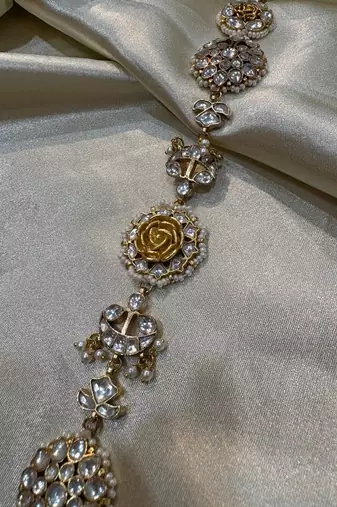 Gold lasya kundan mathapatti