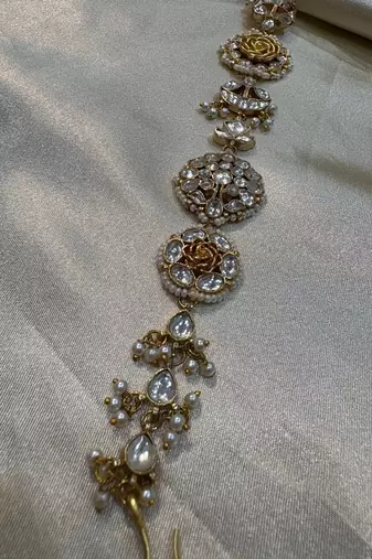 Gold lasya kundan mathapatti