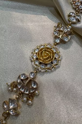 Gold lasya kundan mathapatti