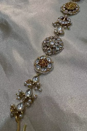 Gold lasya kundan mathapatti