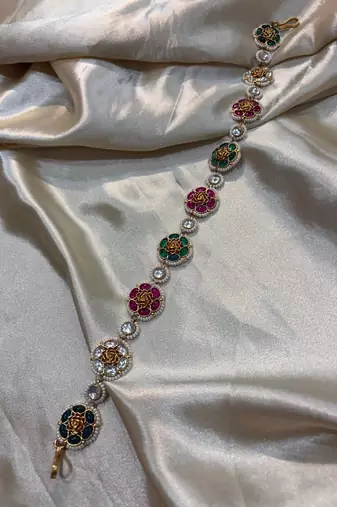 Gold barkha kundan mathapatti