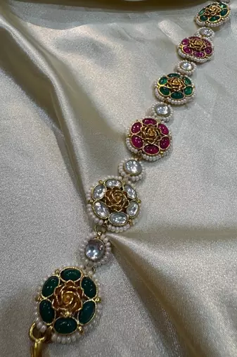 Gold barkha kundan mathapatti