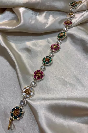 Gold barkha kundan mathapatti