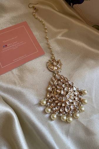 Gold aavanthi polki maangtikka