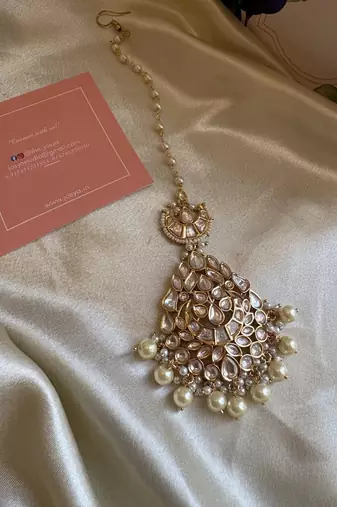 Gold aavanthi polki maangtikka