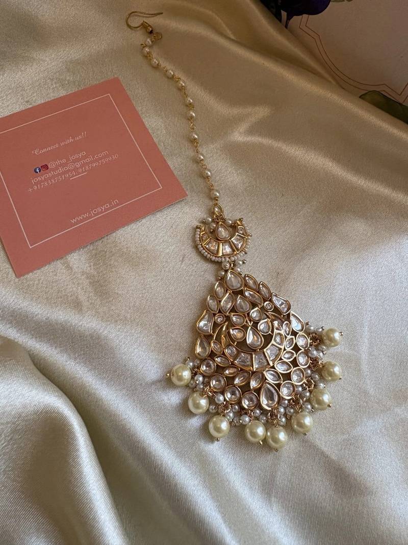 Gold aavanthi polki maangtikka