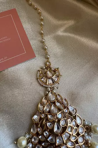 Gold aavanthi polki maangtikka