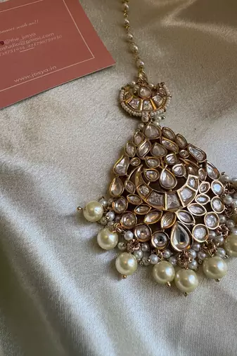 Gold aavanthi polki maangtikka