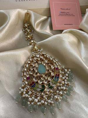 Gold tanushri oversized kundan maangtikka 1