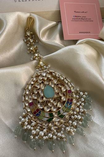 Gold tanushri oversized kundan maangtikka