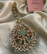 Gold tanushri oversized kundan maangtikka