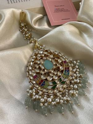Gold tanushri oversized kundan maangtikka 2