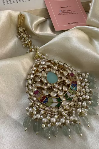 Gold tanushri oversized kundan maangtikka