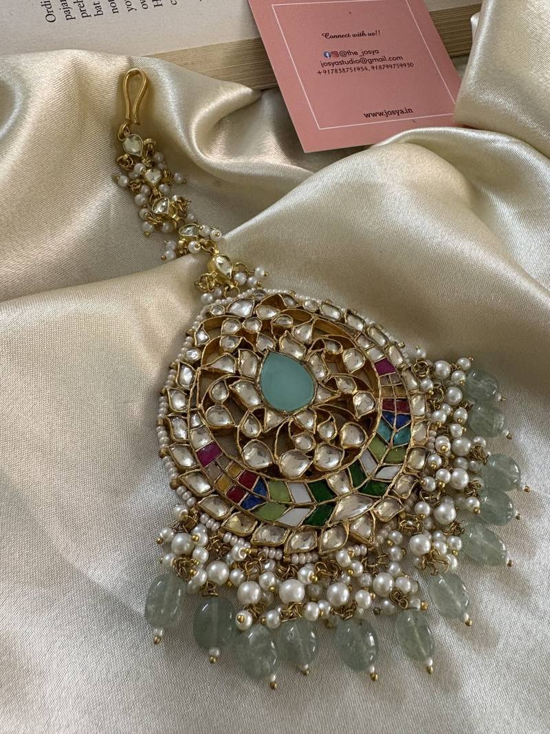 Gold tanushri oversized kundan maangtikka