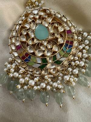Gold tanushri oversized kundan maangtikka 3
