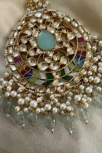 Gold tanushri oversized kundan maangtikka