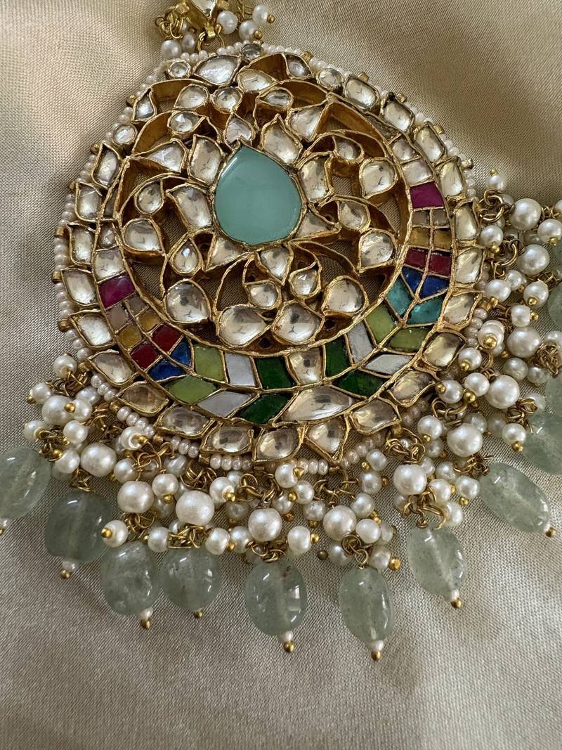 Gold tanushri oversized kundan maangtikka