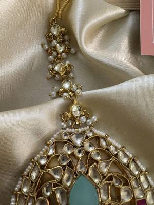 Gold tanushri oversized kundan maangtikka 4